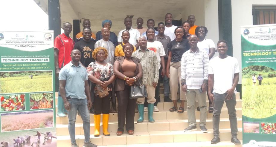 Dr. Arthur Bob Karnuah, CARI Director General, Jobson Momo, SDCA Director General, flanked by participants, including Research Assistants, smallholder farmers, women, and youth groups.