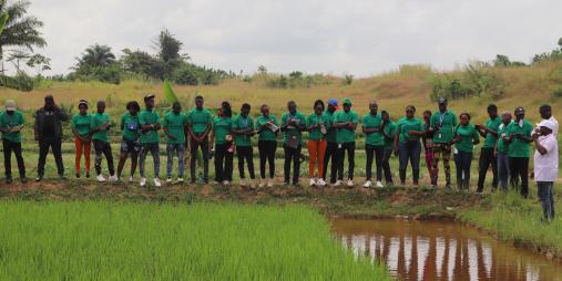 CARI scientist lectures students from Boim Community Colledge   